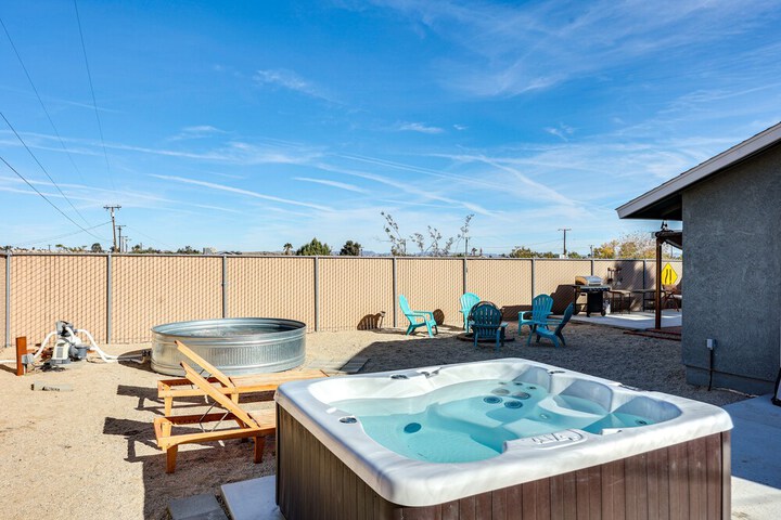 Indie-eclectic Desert Home w / Hot Tub + Patio