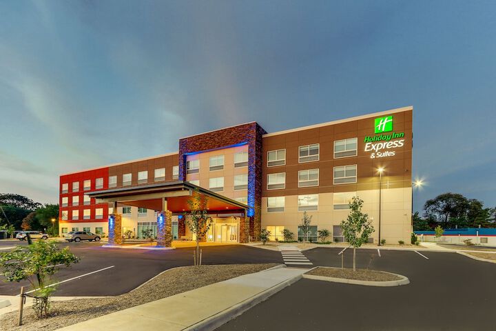 Holiday Inn Express & Suites Roanoke – Civic Center by IHG