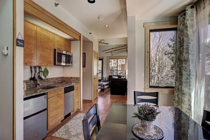 2759 Slopeside 1 Bedroom Condo by RedAwning