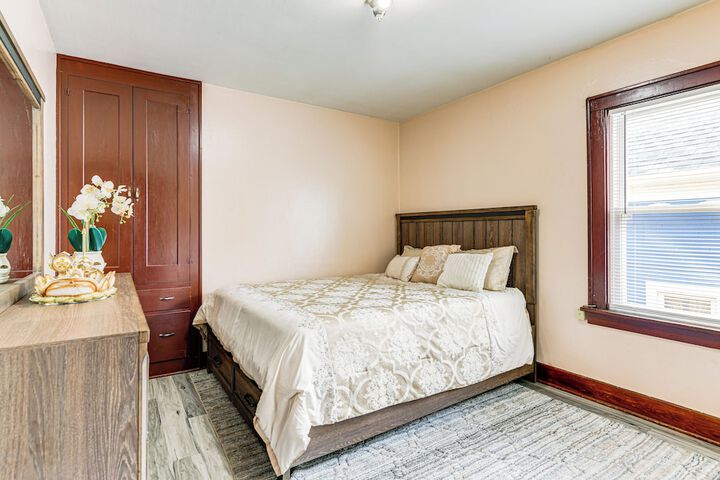 Apartment 1 Mi to Buffalo Botanical Gardens!