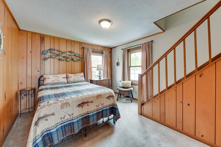 Pistakee Lake Estate w / Boat Dock & Hot Tub!