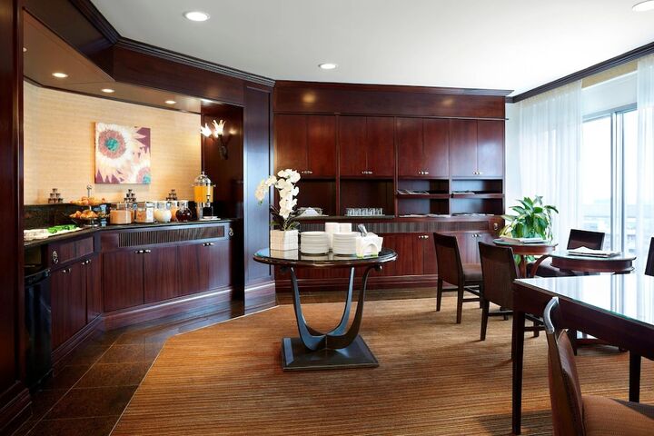 Lounge 65 of 73