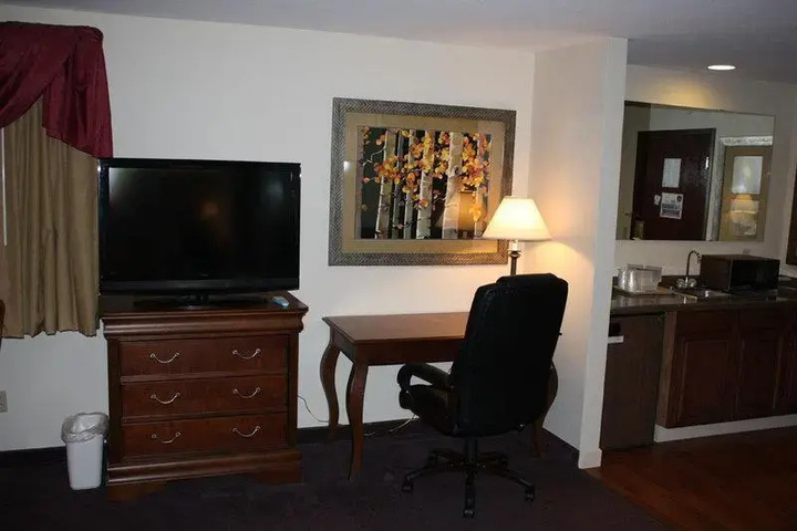Saratoga Inn & Suites