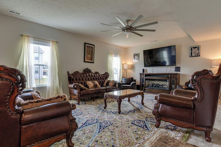 Spacious Home w / Fireplace - Near Golf!