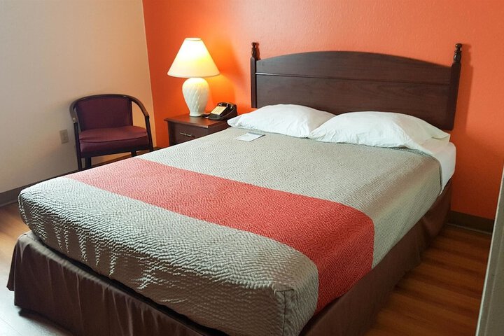 Motel 6 Saukville WI