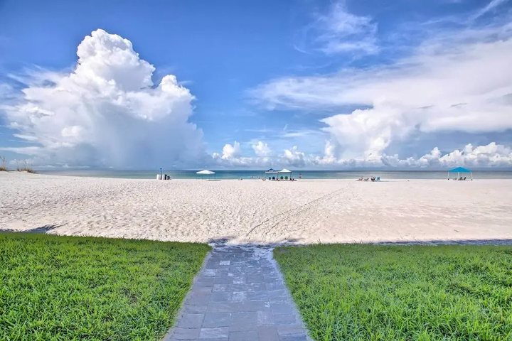 Beachfront Redington Shores Condo w / Pool!