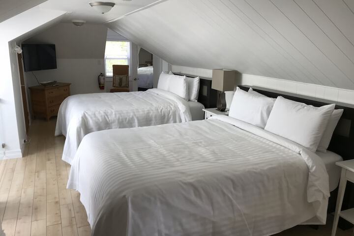 Room 32 of 49
