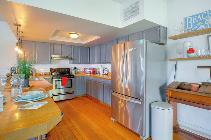 Gig Harbor House w / Private Beach + Views!