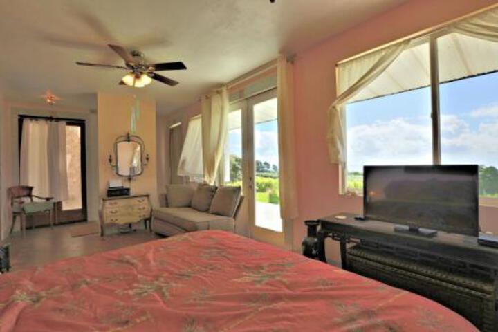 Puumoi Pink House and Sunrise Studio