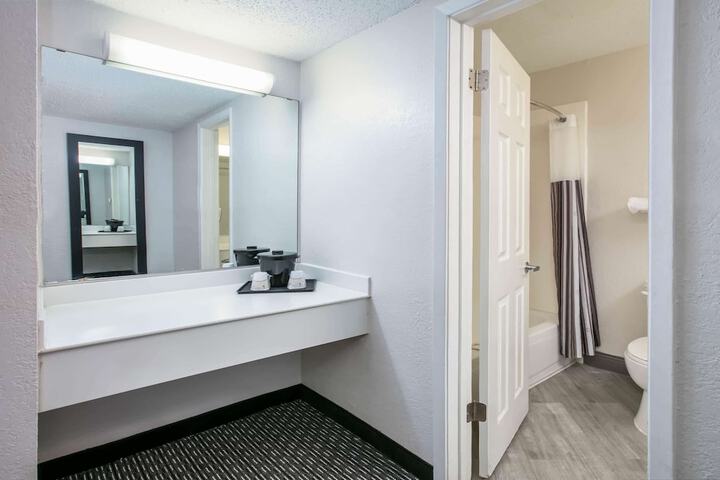 Room 27 of 102