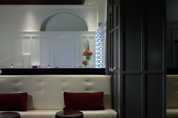 Lounge 36 of 42