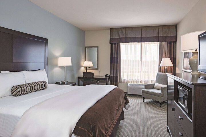 La Quinta Inn & Suites by Wyndham DFW Airport West - Euless