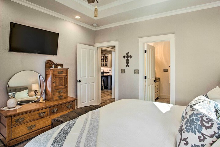Spacious Kingston Home on Lake Texoma!
