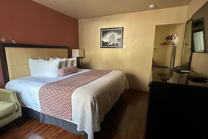 Room 27 of 38