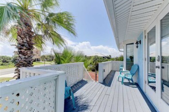 Sea Forever Upper Level 3 Bedrooms, Ocean Views, Sleeps 10