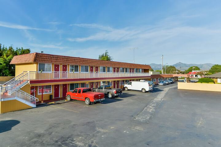Hollister Inn