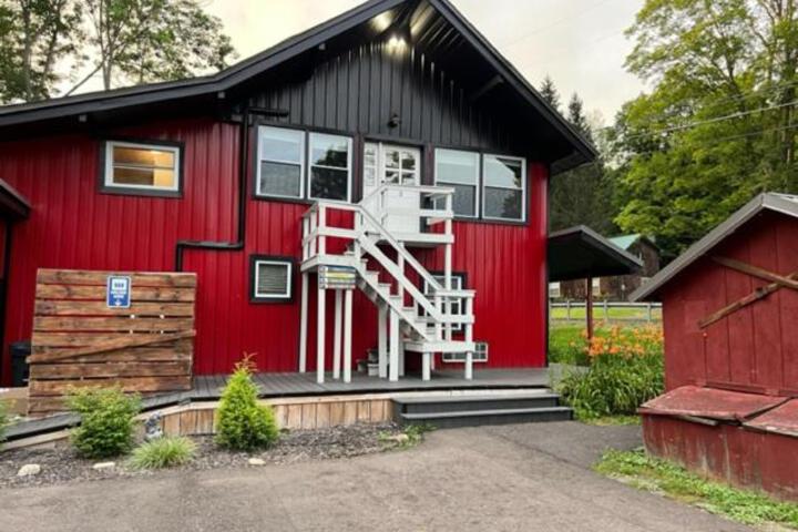 Froggy Goggle Barn