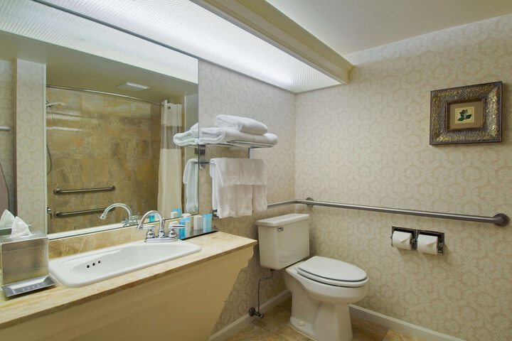 DoubleTree by Hilton Akron Fairlawn