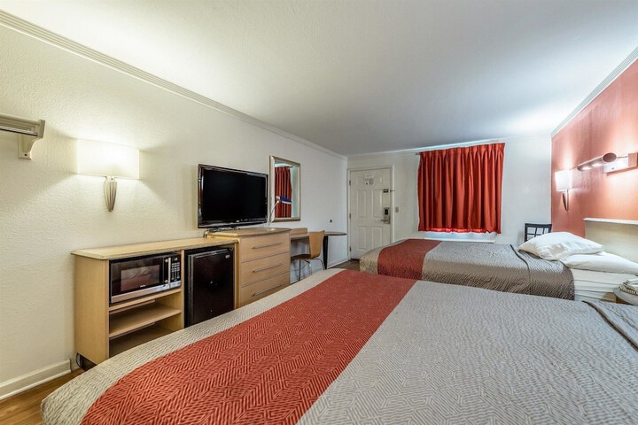 Motel 6 Gatlinburg TN - Smoky Mountains