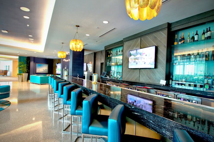 Lounge 36 of 41