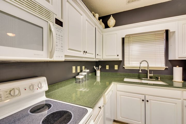 Balcony & Golf Course View! Condo at Kingwood