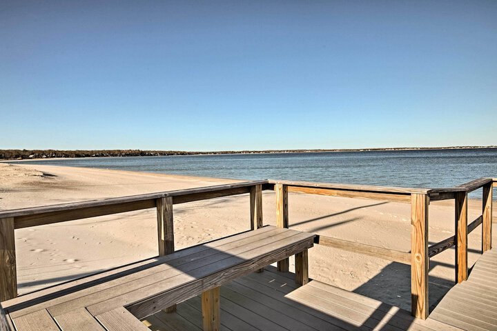 Walk to Beach: Long Island Wine Country Home!