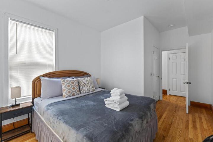 17-19Cozy & Spacious 6BR home in Malden with window AC and free parking
