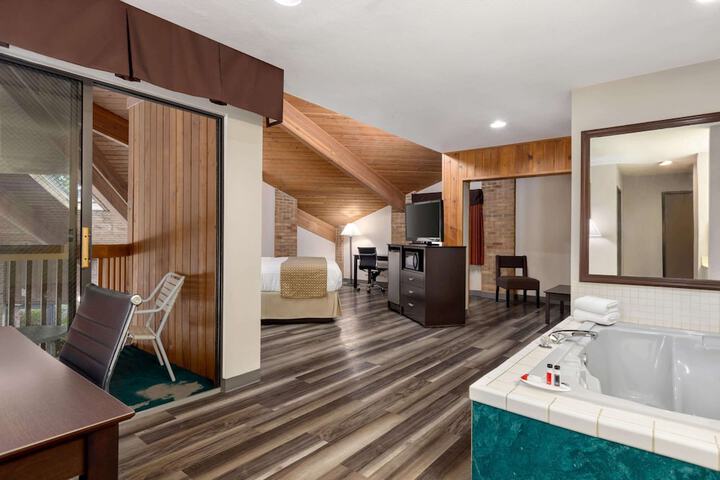 Room 13 of 25