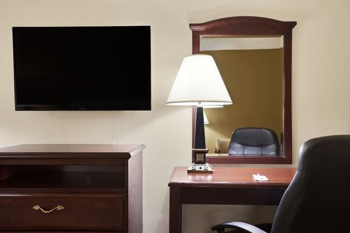 Travelodge by Wyndham La Porte / Michigan City Area