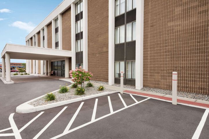 Super 8 by Wyndham Liverpool / Syracuse North Airport