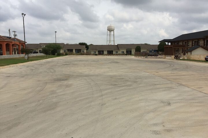 Pearsall Inn & Suites