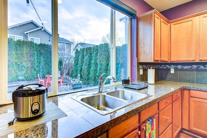 Spacious Kent Home Near Seatac Airport w / Patio