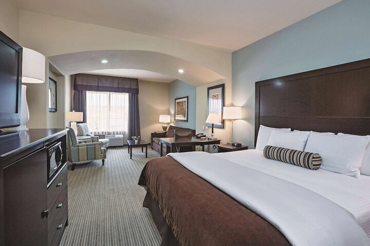 La Quinta Inn & Suites by Wyndham DFW Airport West - Euless