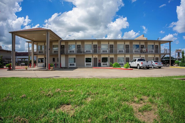 Regency Inn & Suites by OYO Bay City TX