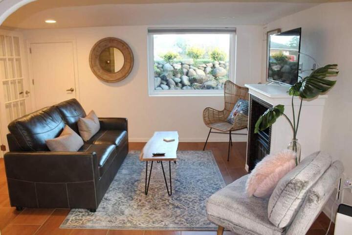 Private Basement Suite w Hot Tub