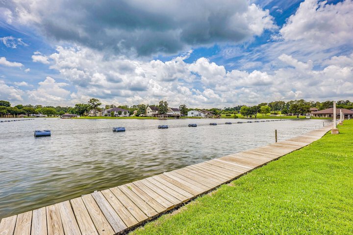 Beautiful Waterfront Condo on Lake Conroe w / Dock