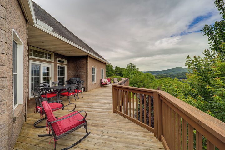 Classy Home w / Hot Tub + Mt. Jefferson Views!