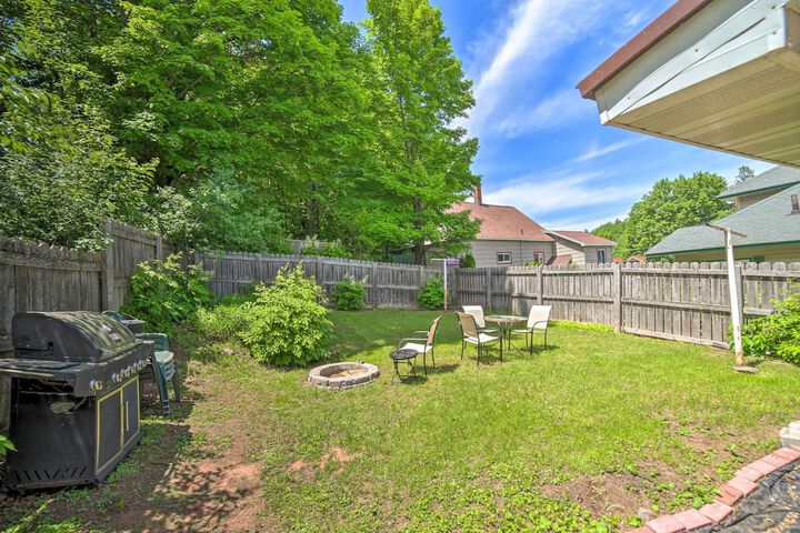 Cozy Ishpeming Cottage w / Lake & Park Views!