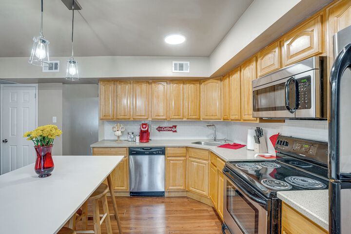 Charming Willow Grove Home w / Patio + Fire Pit!