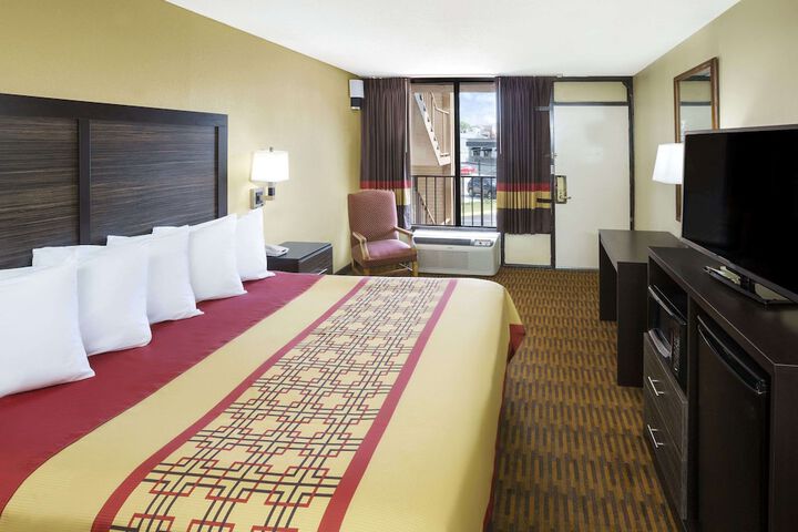 Room 10 of 17