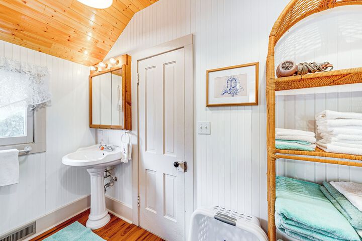 Twin Lakes Cottage: Walk to Elizabeth Lake!