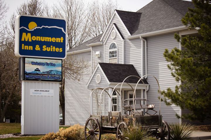 Monument Inn & Suites