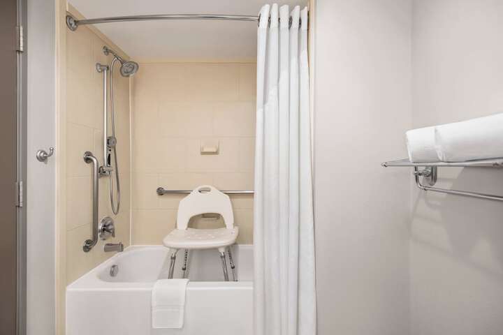 Holiday Inn Express Hotel & Suites Fredericksburg by IHG