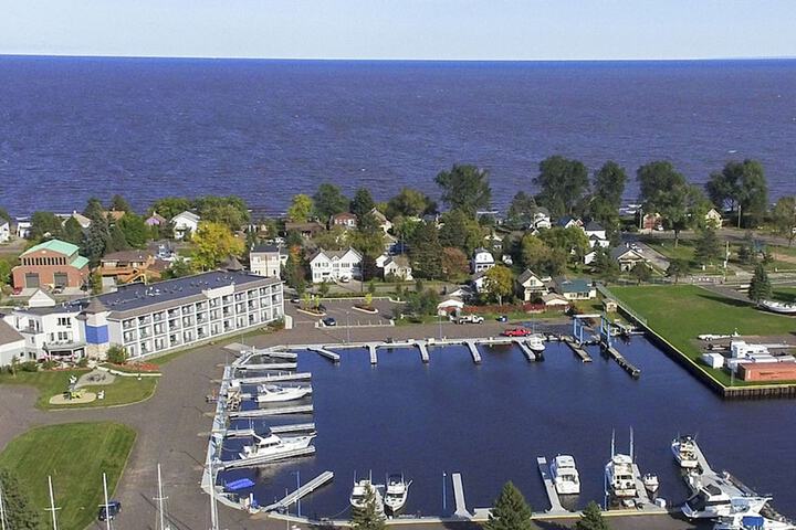 Park Point Marina Inn