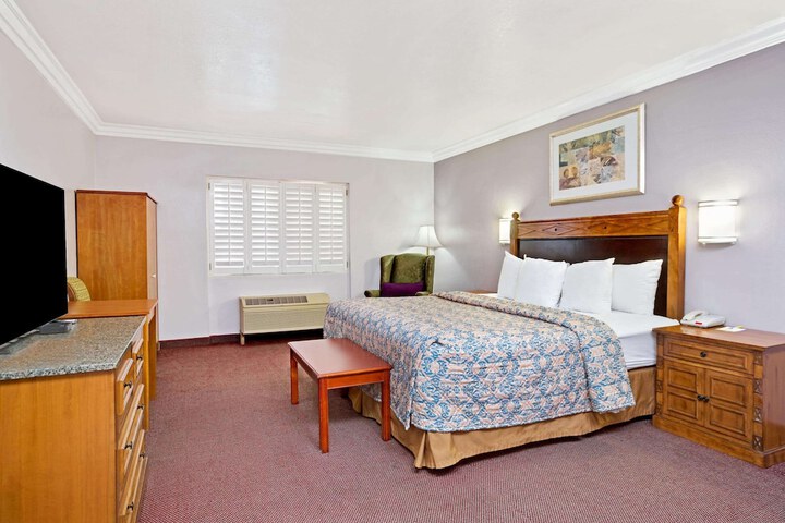 Room 11 of 12