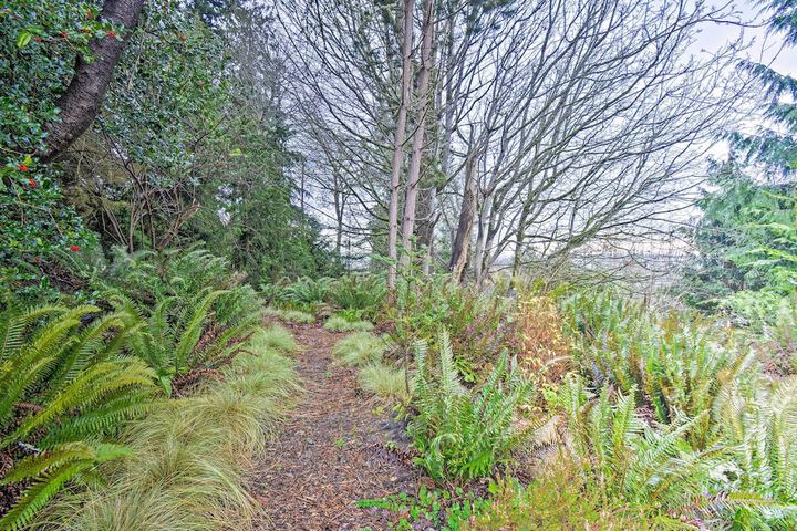 Unique Port Ludlow Home w / 3 Decks & Hot Tub!