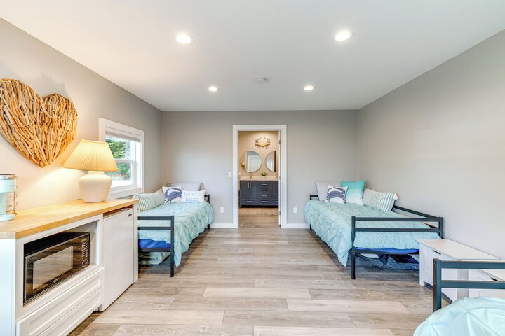 Bayfront Retreat w / Private Beach in Birch Bay