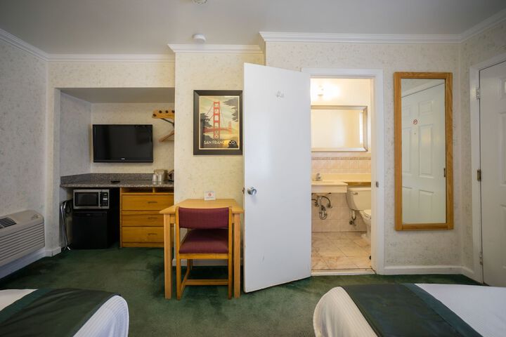 Room 32 of 38