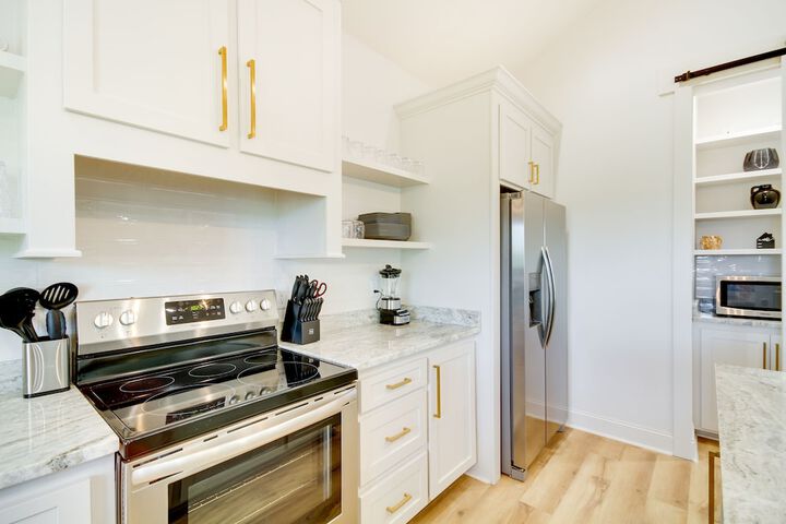 Lovely Bay St. Louis Retreat w / Dock & Canal Access