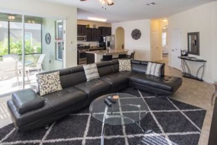 Oakview 4213 6 Br Villa by RedAwning